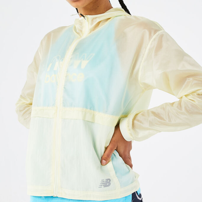 Femme avec les mains sur les hanches montrant la veste transparente.