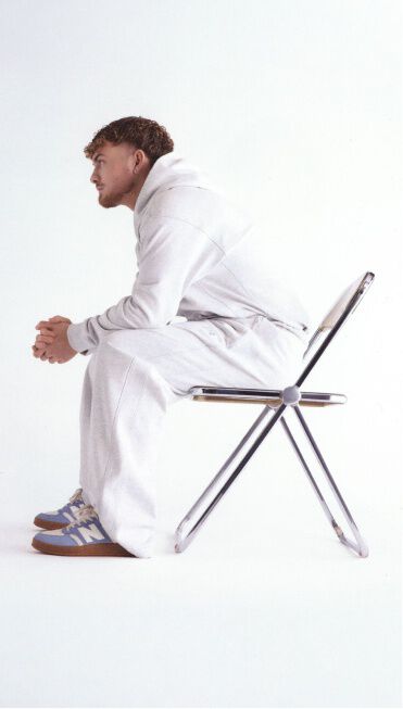 Harvey Elliott portant des T500 bleues