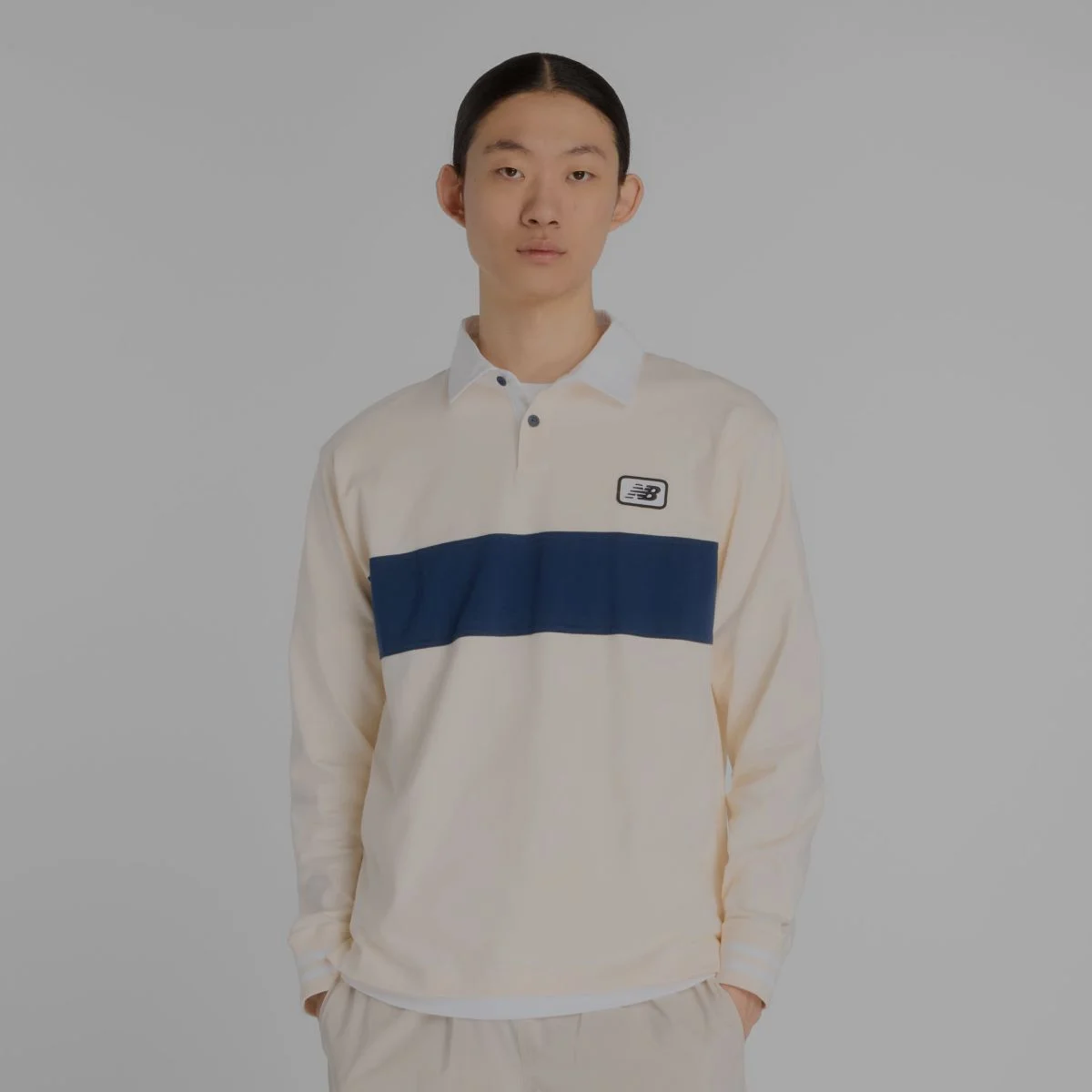 Homme portant une chemise New Balance à manches longues.