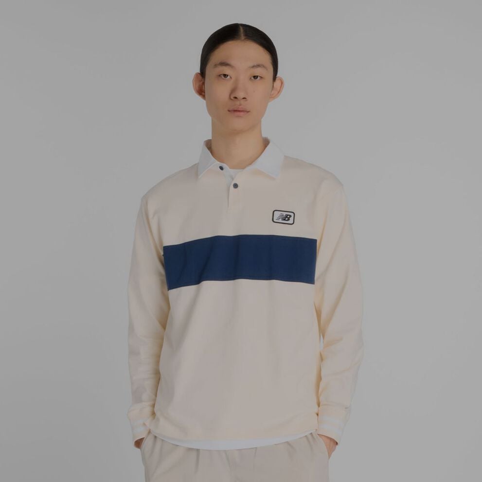 Homme portant une chemise New Balance à manches longues.