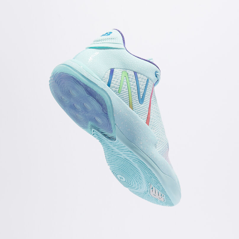 Chaussures de basket-ball bleu clair flottant sur un fond gris