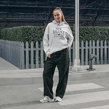 Tenue de la t&ecirc;te aux pieds en gris.