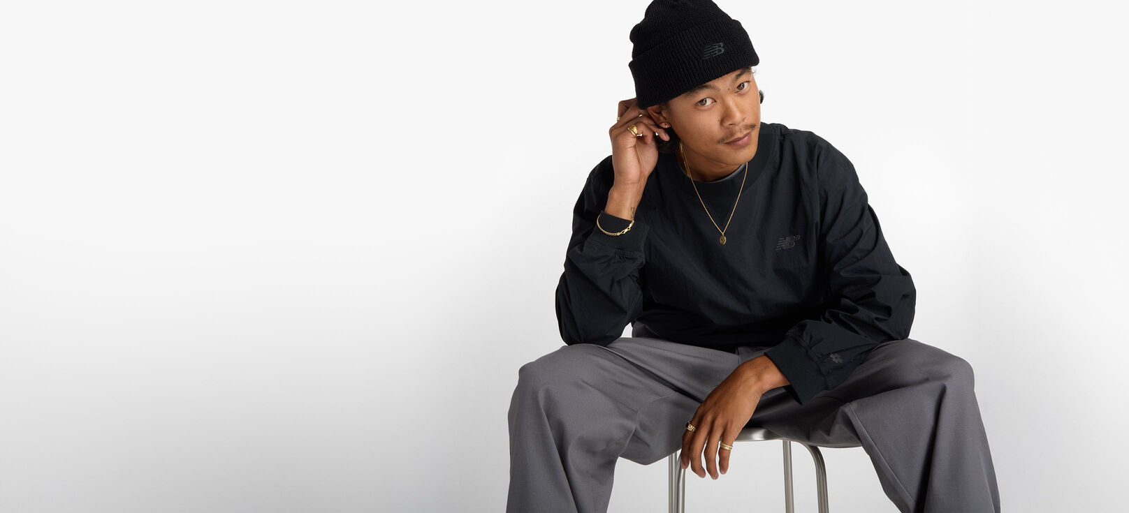 Le planchiste Patrick Praman assis dans un studio et portant des vêtements Numeric.