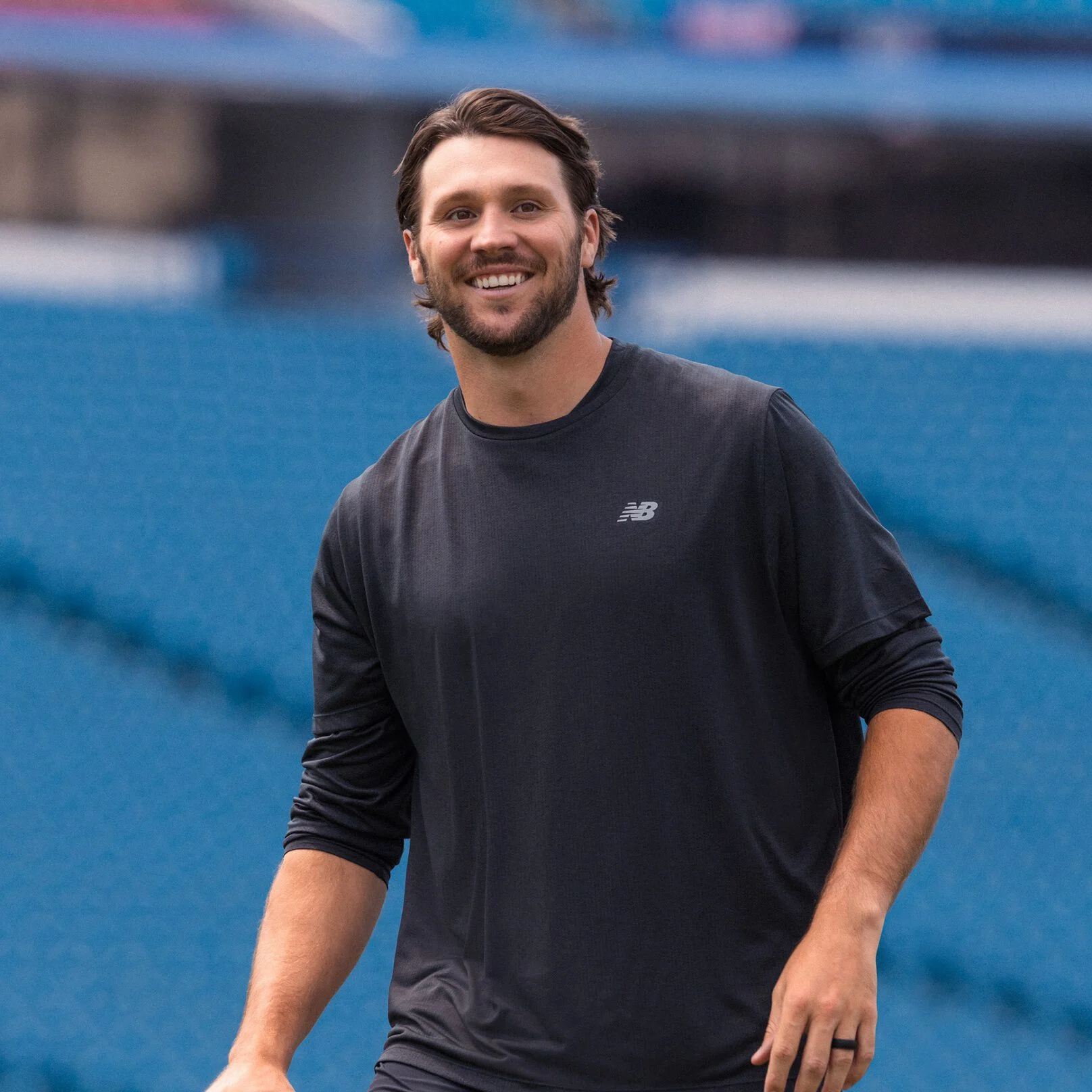 Josh Allen se tient dans un stade de football